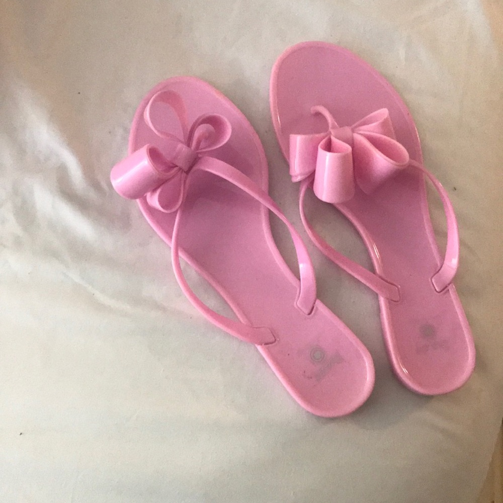 Pink thong sandals with a bow